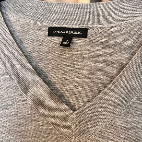 Banana Republic Gray V-Neck Sweater medium merino wool - Picture 2 of 7